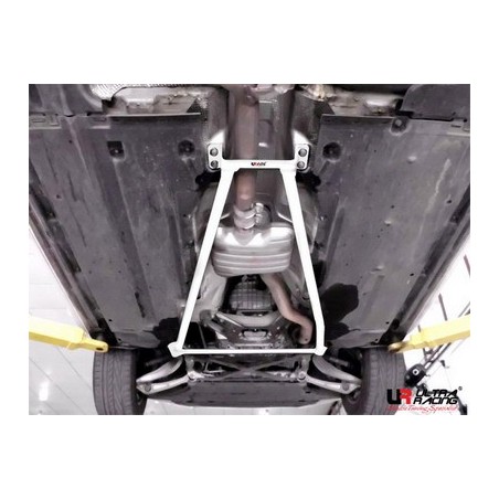 Refuerzo 4 puntos subchásis intermedio Ultra Racing Audi A5 y A4 B8 2.0 TFSI