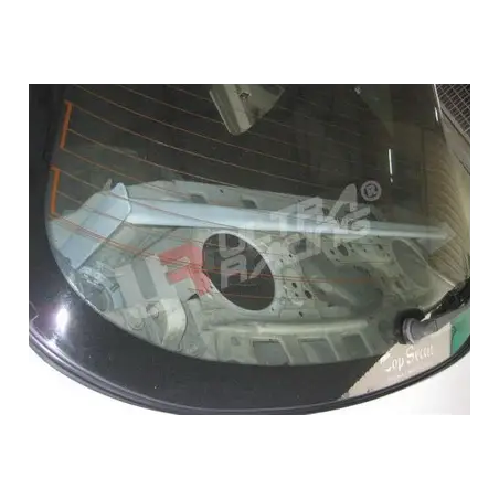 Barra refuerzo torretas traseras Ultra Racing Nissan Skyline GT-R34 4WD
