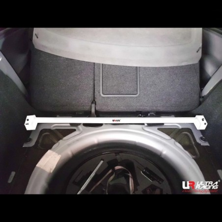 Barra refuerzo torretas traseras Ultra Racing VW Golf 5