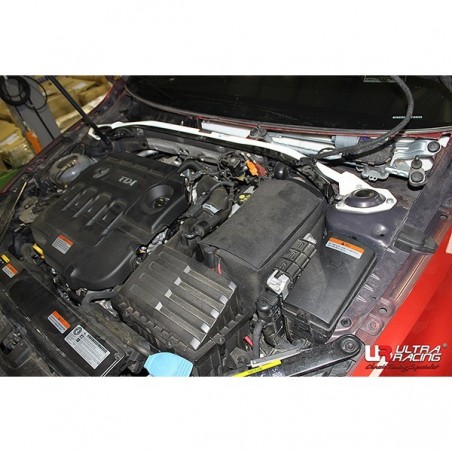 Refuerzo torretas delanteras Ultra Racing VW Golf 7 2.0 TDI