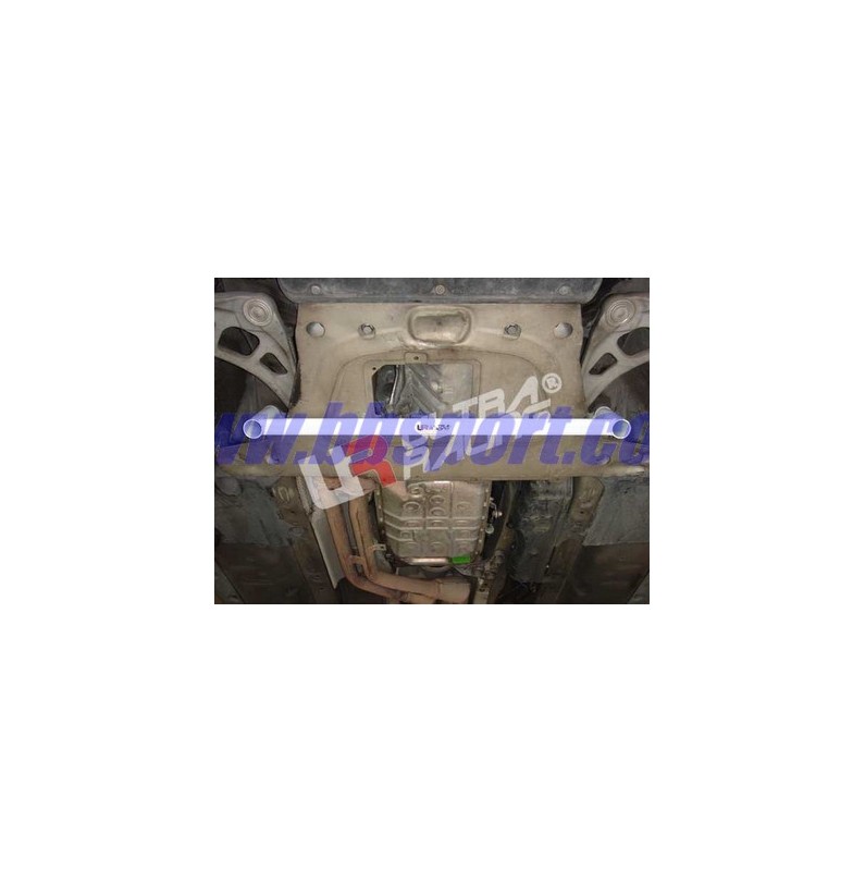 Barra refuerzo inferior subchásis delantero Ultra Racing BMW Serie 3 E46 Barra refuerzo inferior subchásis delantero Ultra Racing BMW Serie 3 E46