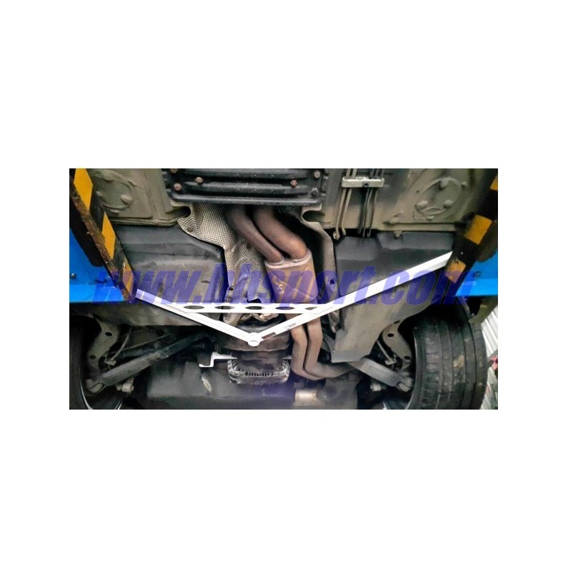Barra refuerzo posterior subchásis trasero Ultra Racing BMW M3 E46 (Transmisión manual sólo)